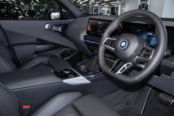 2025 BMW X3 G45 30e xDrive SUV image 7