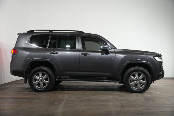 2022 Toyota LandCruiser Sahara SUV Image 4