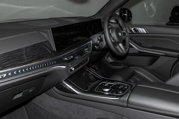 2025 BMW X7 G07 LCI xDrive40i M Sport SUV image 8