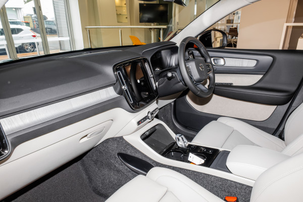 2026 Volvo XC40 XZ Ultra B4 Dark SUV Image 8
