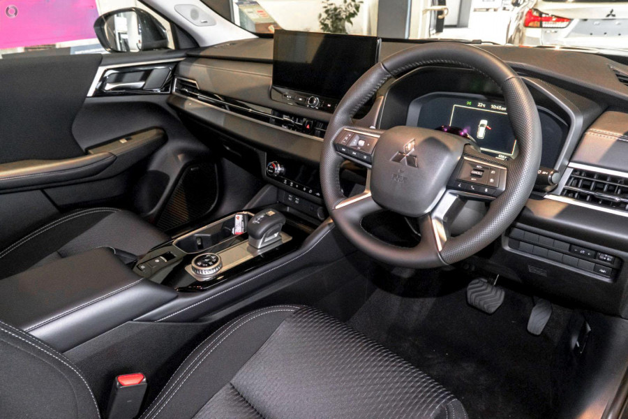 2025 Mitsubishi Outlander ZM LS SUV Image 6