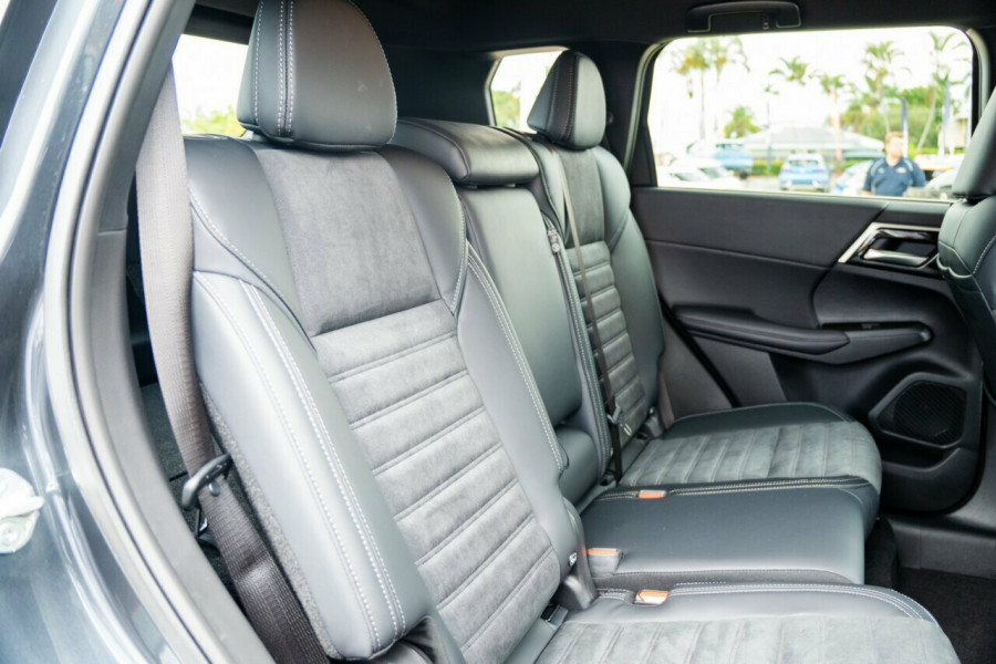 2024 Mitsubishi Outlander ZM Black Edition SUV Image 9