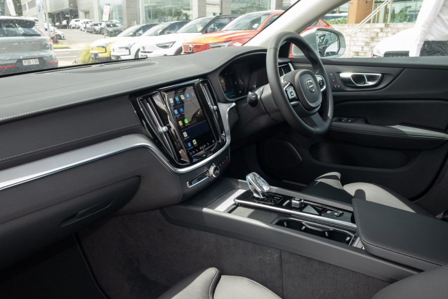 2025 Volvo V60 Cross Country Z Series Ultra B5 Bright Wagon Image 8