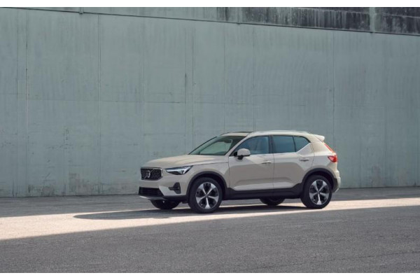 2024 MY25 Volvo XC40 XZ Ultra B4 Bright SUV Image 5