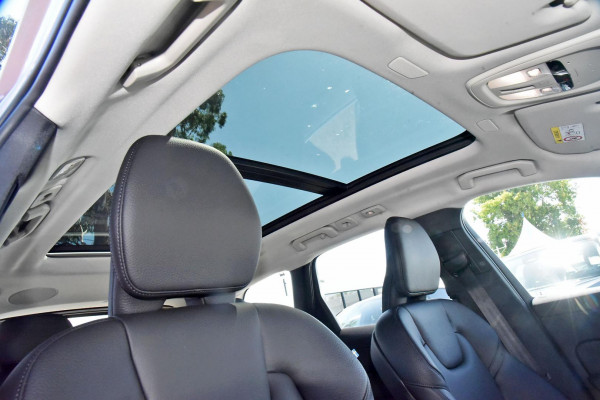 2023 Volvo XC60  Ultimate B5 Bright SUV Image 5