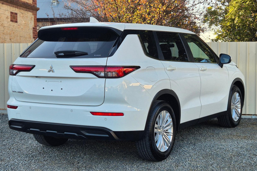 2022 Mitsubishi Outlander ZM ES SUV Image 6