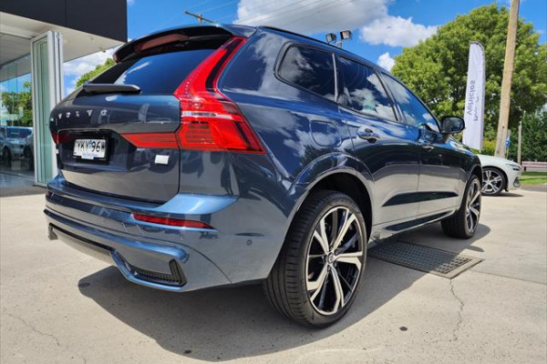 2022 Volvo XC60 Recharge Ultimate T8 - Plug-In Hybrid Wagon Image 3