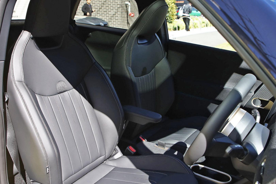 2026 MINI Cooper J01 SE Favoured Hatch