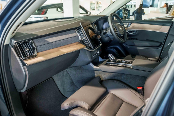 2026 Volvo XC90 L Series Plus B5 Bright SUV Image 4