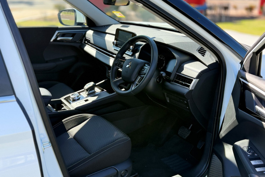 2024 Mitsubishi Outlander ZM ES SUV Image 10