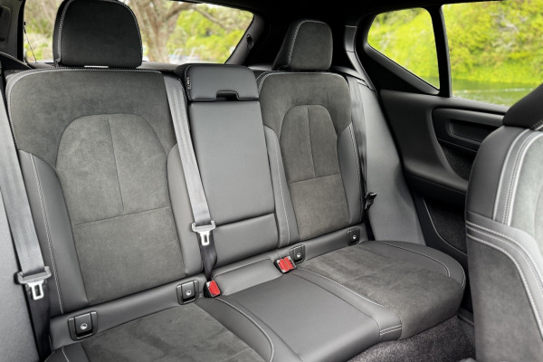 2025 Volvo XC40 XZ Ultra B4 Dark SUV Image 15
