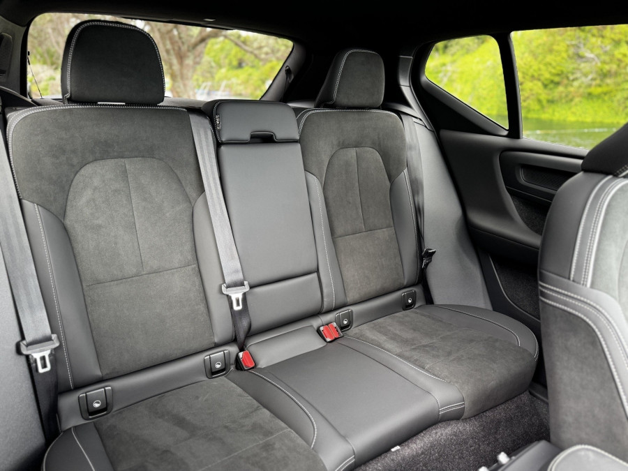 2025 Volvo XC40 XZ Ultra B4 Dark SUV Image 15