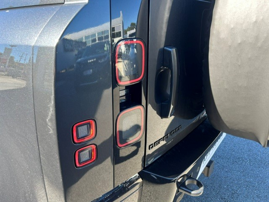 2025 MY26 Land Rover Defender L663 110 D350 X-Dynamic SE SUV Image 7
