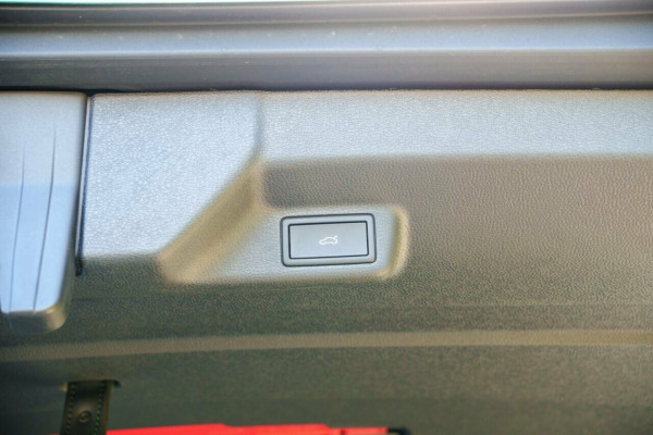 2025 Volkswagen ID. Buzz EB Pro BEV560 People Mover Image 9
