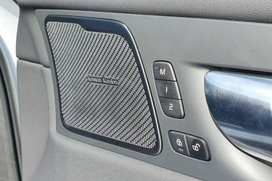 2019 MY20 Volvo XC60 UZ  D4 Momentum Suv