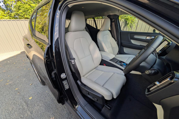 2025 MY26 Volvo XC40 XZ Plus B4 SUV Image 16