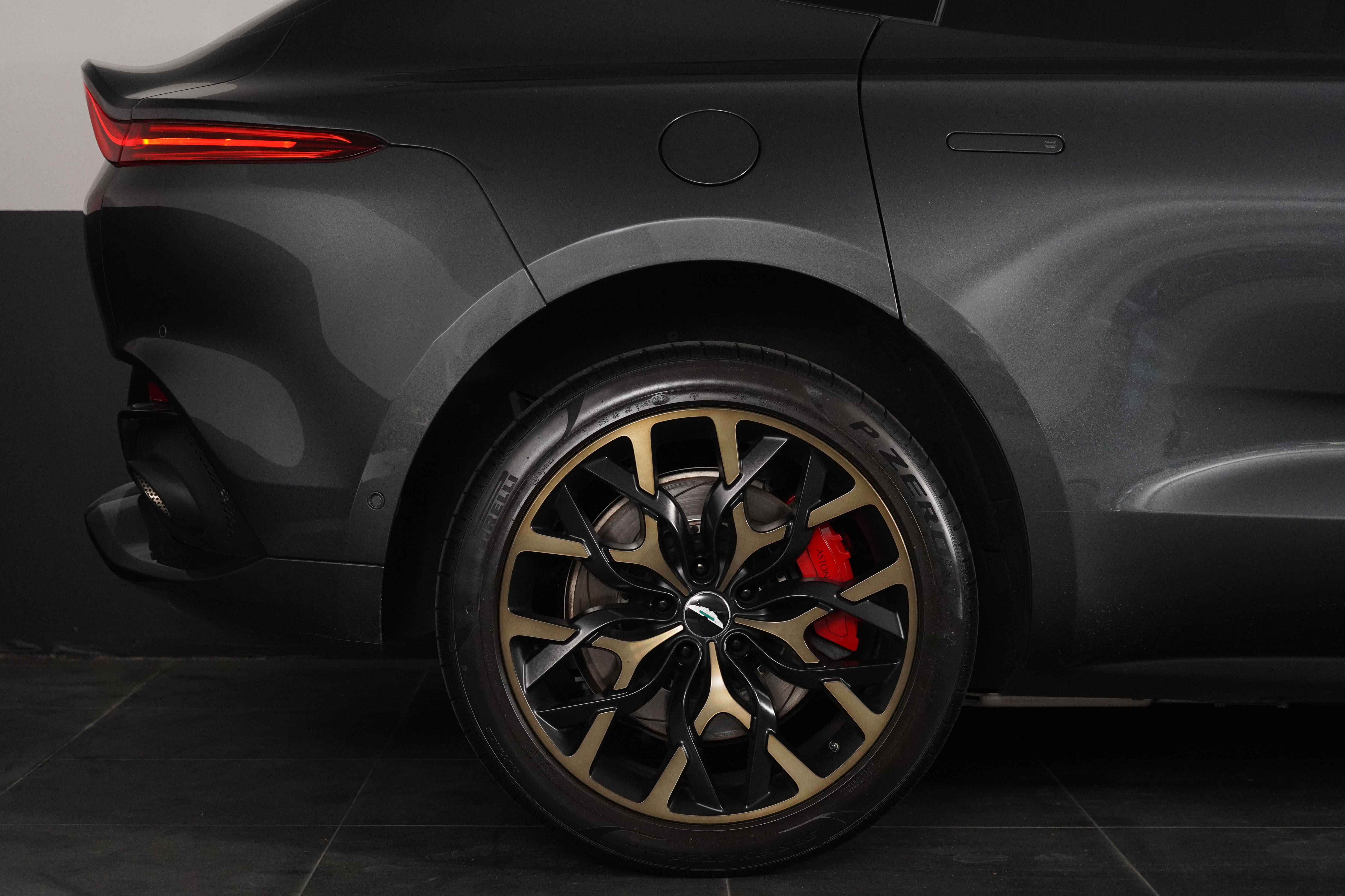 2021 Aston Martin DBX 1913 Edition SUV Image 22