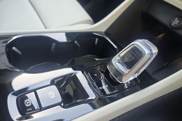 2026 MY27 Volvo XC40 XZ Ultra B4 Bright SUV Image 18