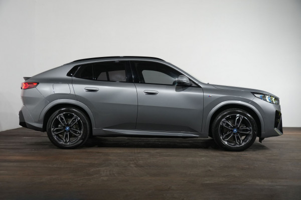 2025 BMW iX2 xDrive30 M Sport SUV Image 4