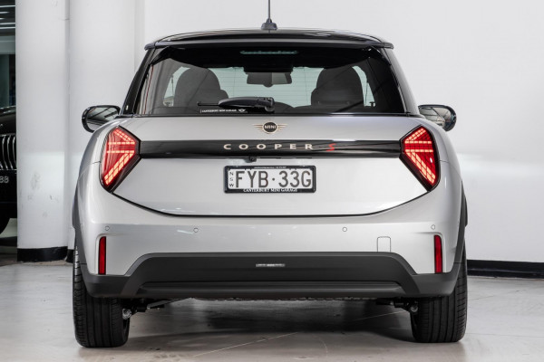 2025 MINI Cooper F65 S Favoured Hatch image 3
