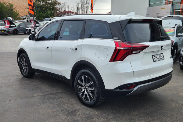 2023 Mahindra XUV700  AX7L SUV Image 5