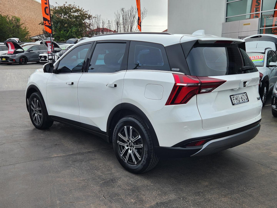 2023 Mahindra XUV700  AX7L SUV Image 5