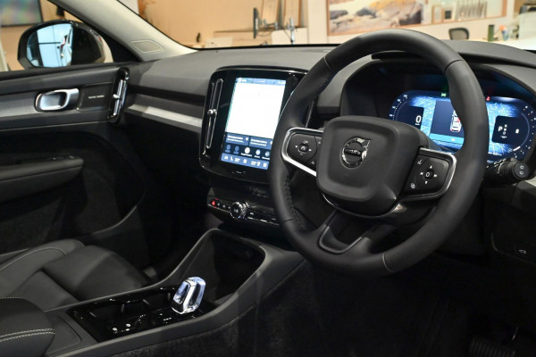 2026 Volvo XC40 XZ Ultra B4 Dark SUV Image 5