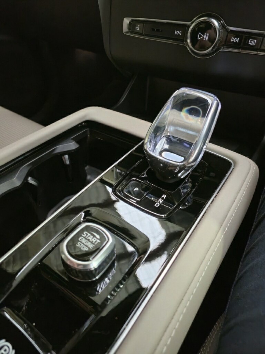 2025 MY26 Volvo XC90 L Series Ultra B5 Dark SUV Image 15