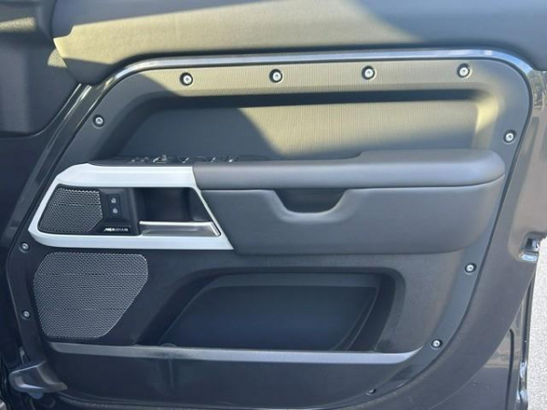2024 Land Rover Defender L663 110 D300 X SUV image 7