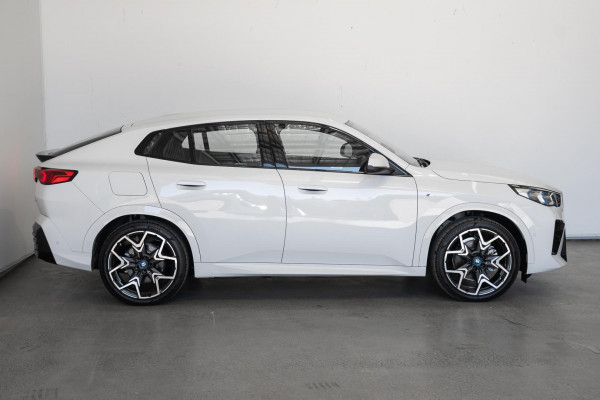 2024 BMW iX2 U10 xDrive30 M Sport SUV image 3