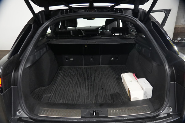 2017 Land Rover Range Rover Velar L560 D300 R-Dynamic SE SUV image 29