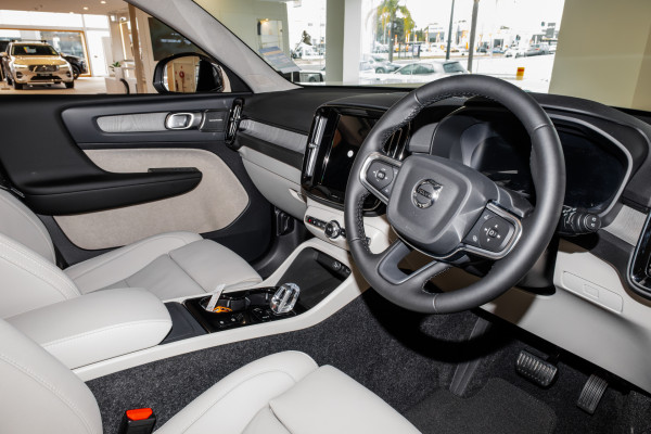 2026 Volvo XC40 XZ Ultra B4 Dark SUV Image 7