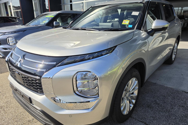 2026 Mitsubishi Outlander ZM ES SUV