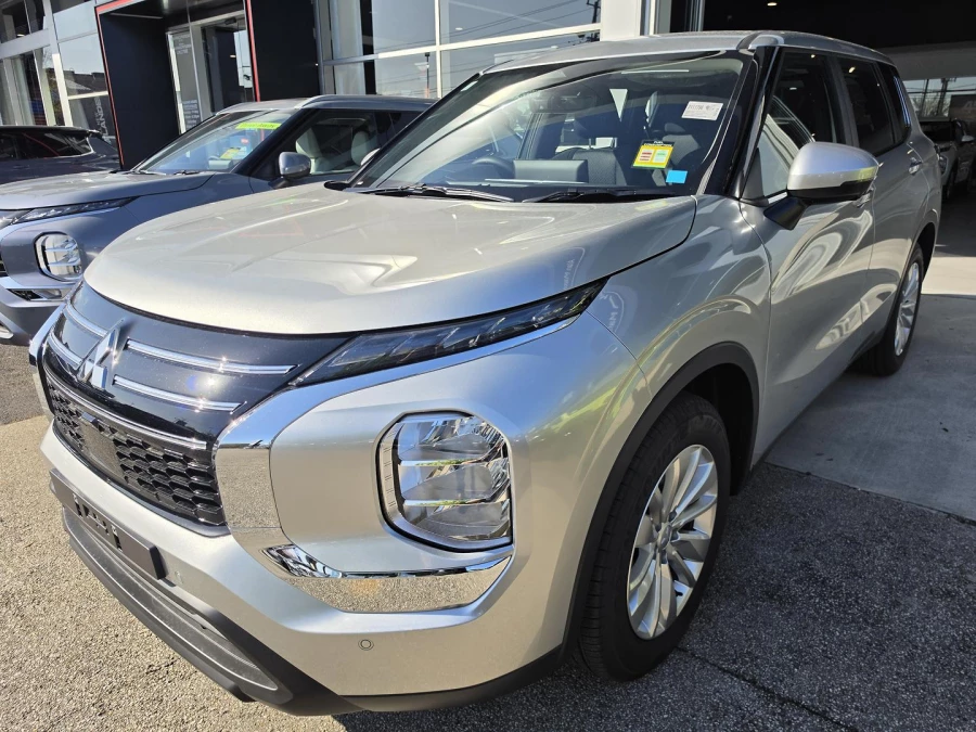 2026 Mitsubishi Outlander ZM ES SUV Image 1