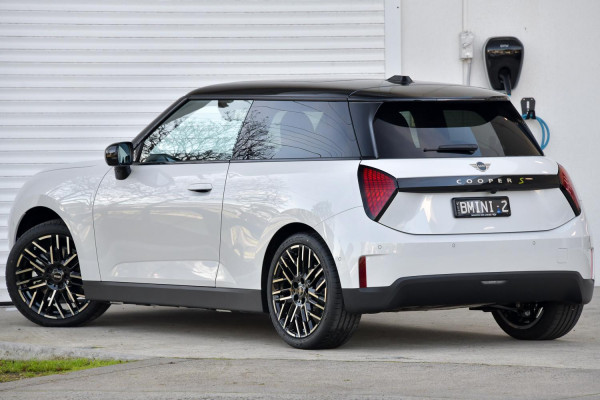 2026 MINI Cooper J01 SE Favoured Hatch image 2