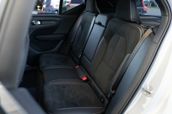 2024 MY25 Volvo XC40 XZ Ultra B4 Dark SUV Image 5