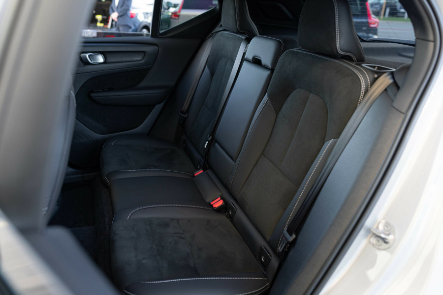 2024 MY25 Volvo XC40 XZ Ultra B4 Dark SUV Image 5