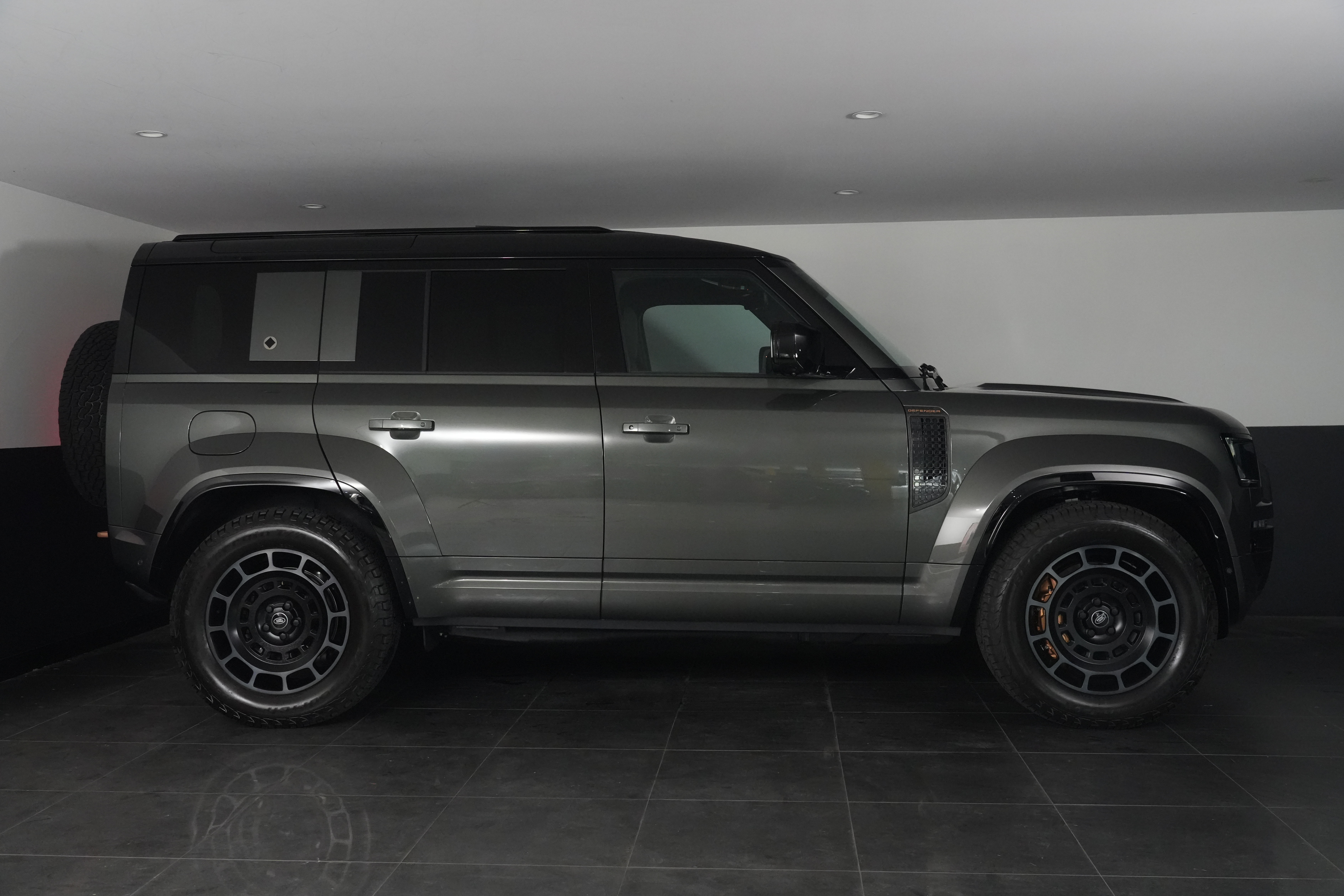 2025 Land Rover Defender L663 110 P635 OCTA SUV Image 22