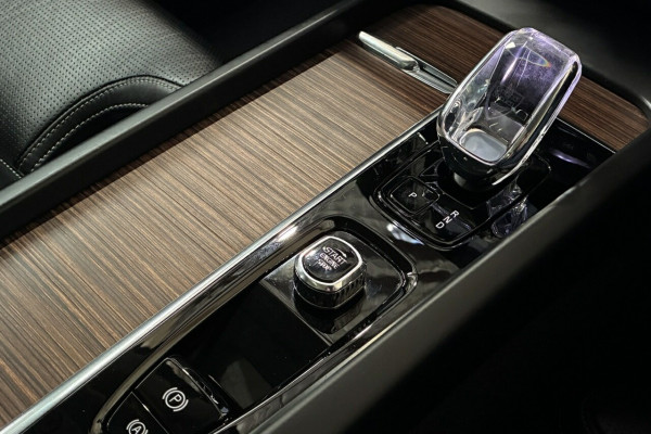 2022 MY23 Volvo XC60 UZ Recharge Ultimate T8 Plug-in Hybrid SUV Image 19