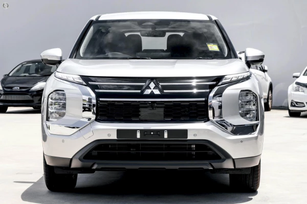 2025 Mitsubishi Outlander ZM ES SUV Image 2