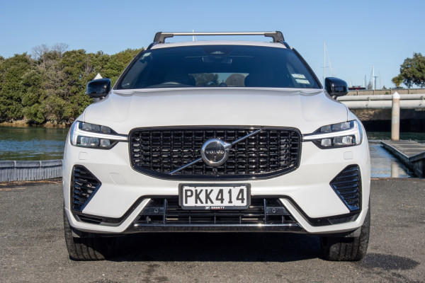 2022 Volvo XC60 T8 Ultimate Recharge PHEV SUV Image 2