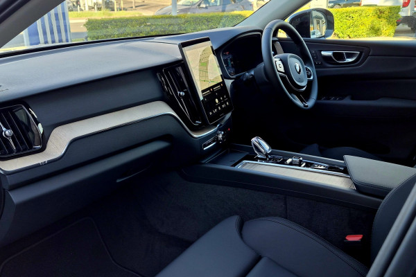 2026 Volvo XC60 UZ Plus T8 Plug-in Hybrid Dark SUV Image 9