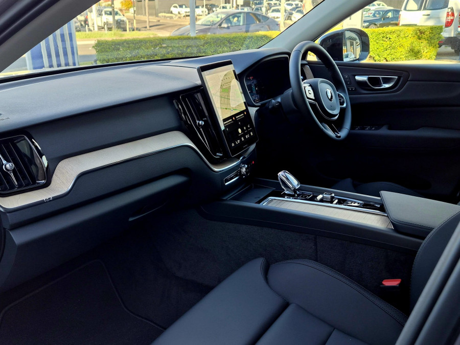 2026 Volvo XC60 UZ Plus T8 Plug-in Hybrid Dark SUV Image 9