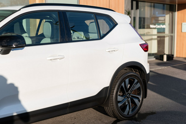 2026 Volvo XC40 XZ Ultra B4 Dark SUV Image 17