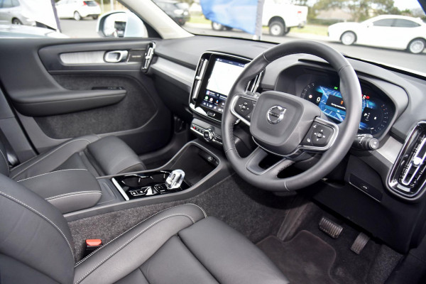 2025 Volvo XC40 XZ Ultra B4 Bright SUV Image 10