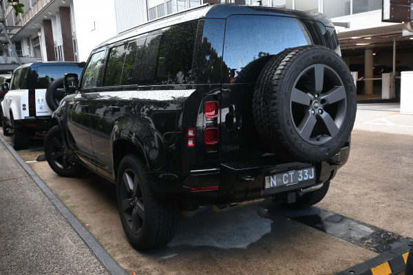 2025 MY25.5 Land Rover Defender L663 110 D350 X-Dynamic SE SUV image 2