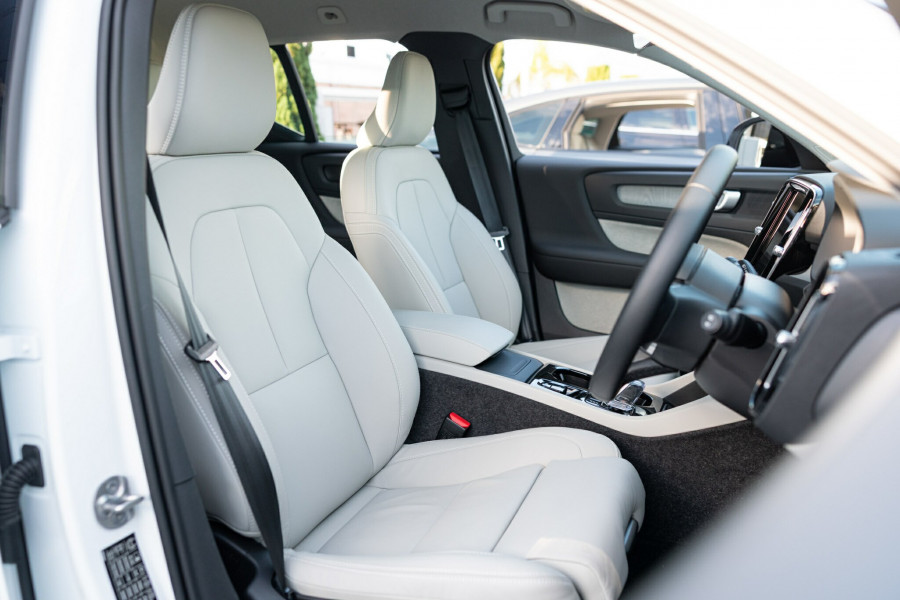 2026 Volvo XC40 XZ Ultra B4 Dark SUV Image 15