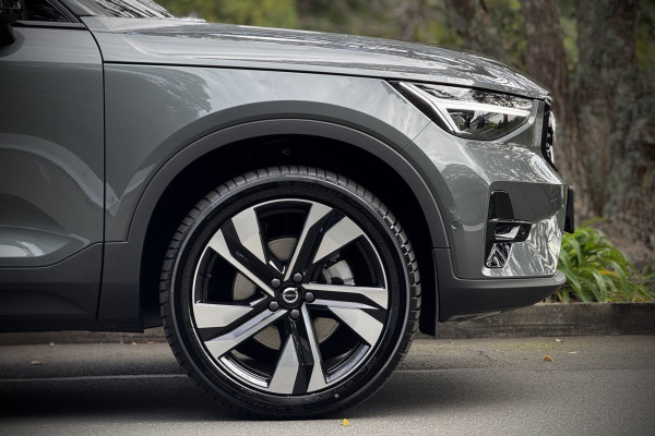 2025 Volvo XC40 XZ Ultra B4 Dark SUV Image 6
