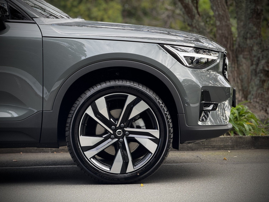 2025 Volvo XC40 XZ Ultra B4 Dark SUV Image 6