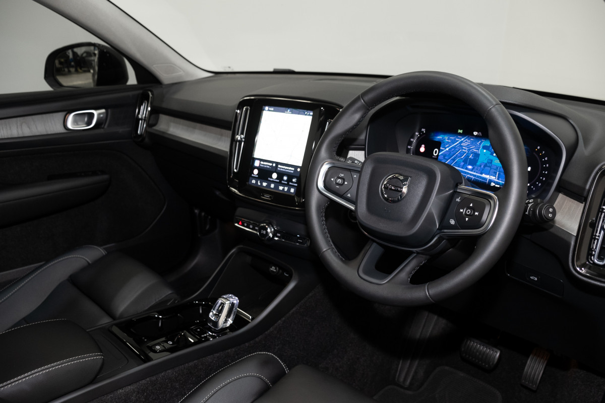2024 Volvo XC40 XZ Ultimate B4 Dark SUV